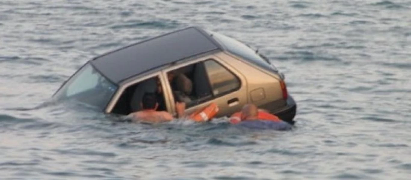 Αρκίτσα: Μπέρδεψε την πρώτη με την... όπισθεν και βρέθηκε ξαφνικά στη θάλασσα (φωτο)